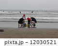 潮干狩りする家族 12030521