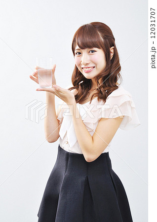 水を飲む女性 水を飲む女性 12031707