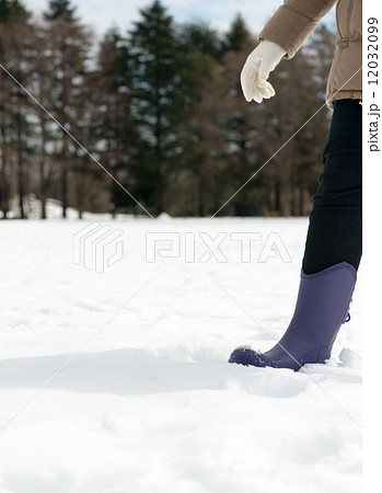 雪の中を歩く 雪の中を歩く 12032099