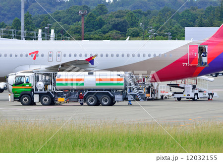 空港でおこなわれる給油作業（静岡県牧之原市） 12032155