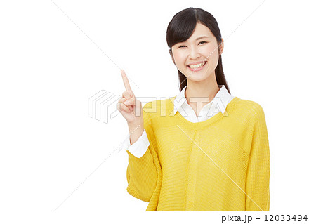 指差す女性 指差す女性 12033494