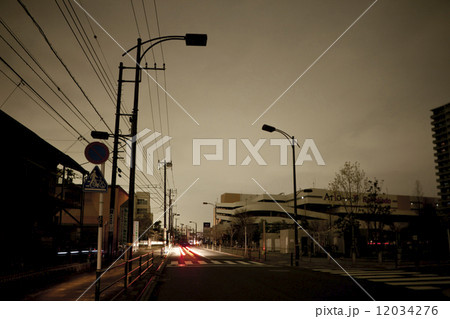 計画停電で明かりの消えた街 計画停電で明かりの消えた街 12034276