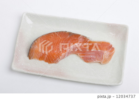 トラウトサーモンの切り身 12034737