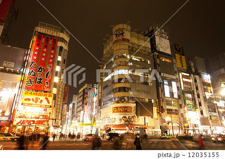 節電でネオンが消えた新宿歌舞伎町の写真素材