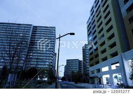 計画停電で明かりの消えた街 12035277