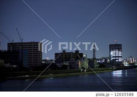東日本大震災の影響で計画停電した街並み 東日本大震災の影響で計画停電した街並み 12035588