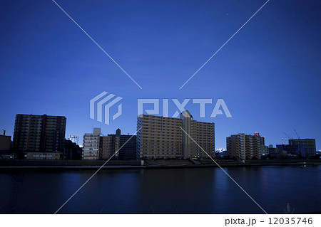 東日本大震災の影響で計画停電した街並み 12035746