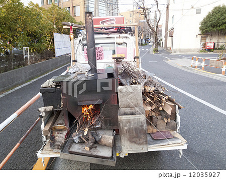 焼き芋屋の移動販売車の写真素材 [12035927] - PIXTA