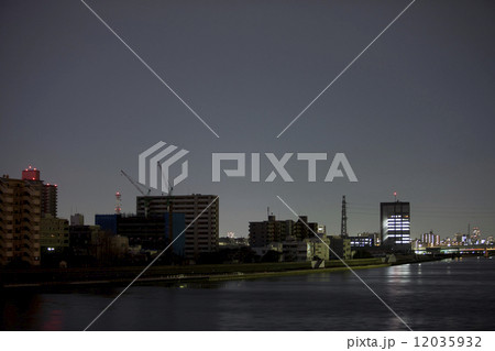 東日本大震災の影響で計画停電した街並み 12035932