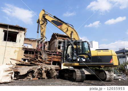家屋の解体工事現場 12035953