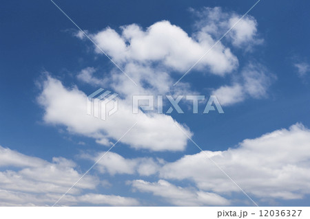 初夏の青空と雲 12036327