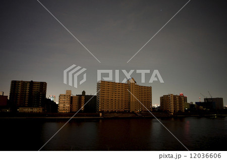 東日本大震災の影響で計画停電した街並み 12036606