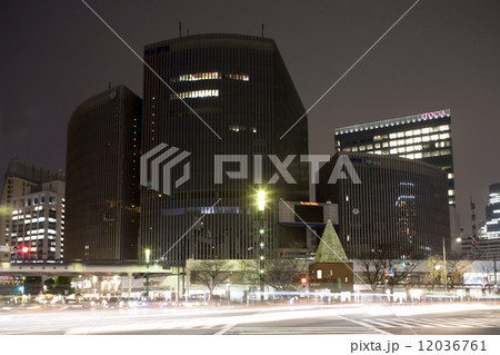 節電でネオンが消えた銀座 12036761