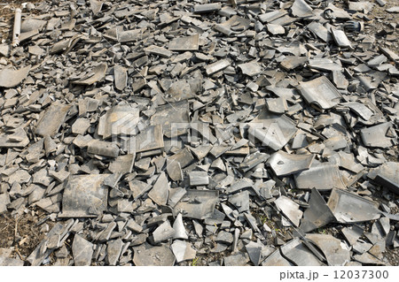 散乱した屋根瓦 散乱した屋根瓦 12037300