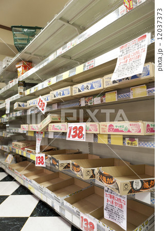 大震災後に空になったスーパーの棚 12037373