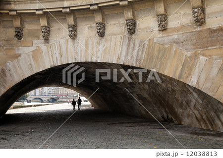Pont Neuf. New Bridge is the oldest bridge across the Seine rive 12038813