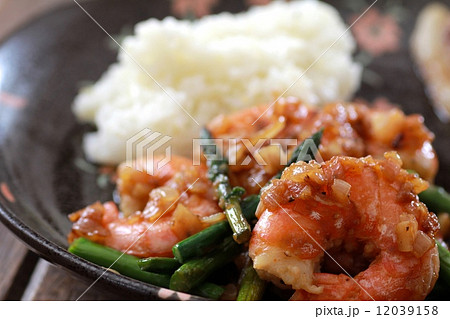 家で作ったガーリックシュリンプのワンプレートごはん 12039158
