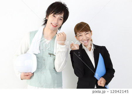 土木作業員男性とスーツの女性 12042145