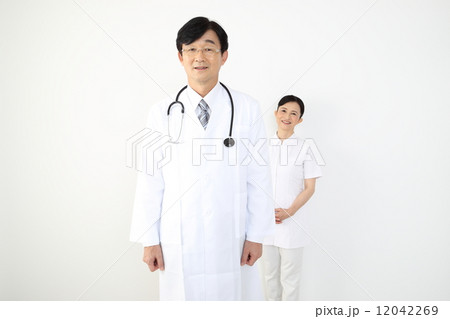 医師と看護師 12042269