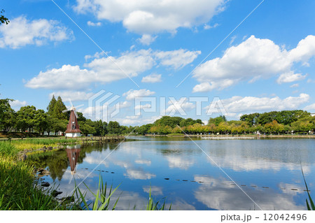 青空が広がる浮間公園の風車と湖面に映える景観 青空が広がる浮間公園の風車と湖面に映える景観 12042496