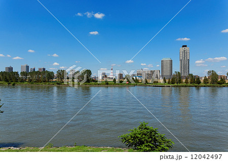 青空が広がる川口元郷の住宅街 12042497