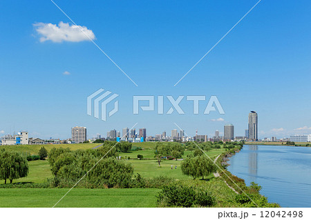 青空が広がる東京都民ゴルフ場と川口元郷の高層ビル群 青空が広がる東京都民ゴルフ場と川口元郷の高層ビル群 12042498