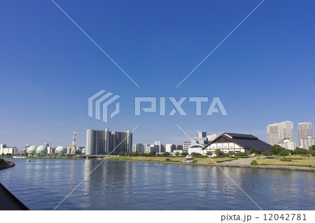 隅田川河川敷と南千住の街並み 12042781