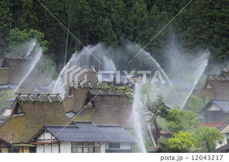 京都府　美山の里の放水風景 12043217