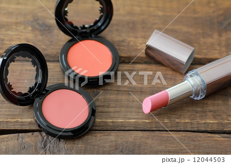 メイク道具 ピンク系の口紅とチーク メイク道具 ピンク系の口紅とチーク 12044503