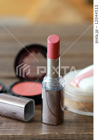 メイク道具　ピンク系の口紅とチーク 12044513