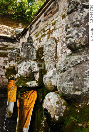 ゴア・ガジャ遺跡の「沐浴場」（ウブド近郊／バリ島･インドネシア） 12044756