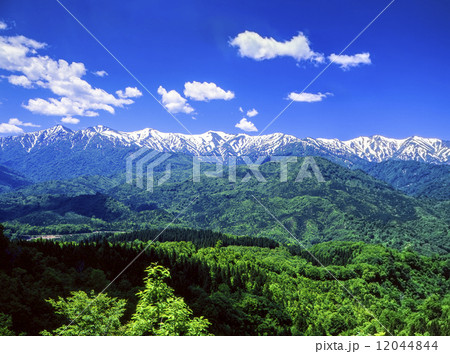 新緑の朝日連峰 12044844