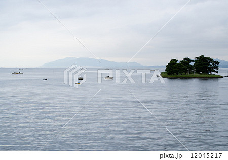 宍道湖湖面のシジミ漁の景色 宍道湖湖面のシジミ漁の景色 12045217