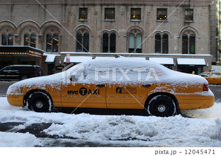 ［New York］ニューヨーク　大雪でタクシーに積もった雪　223 12045471