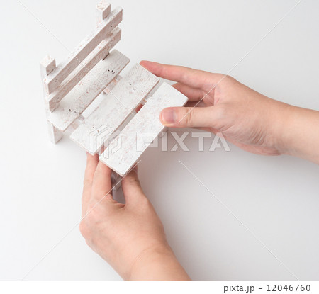 小さい椅子を持つ 12046760