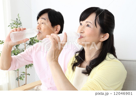 水分補給をする夫婦 12046901