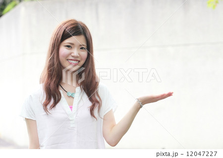 案内する若い女性 案内する若い女性 12047227