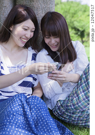 楽しげな女子学生達の写真素材