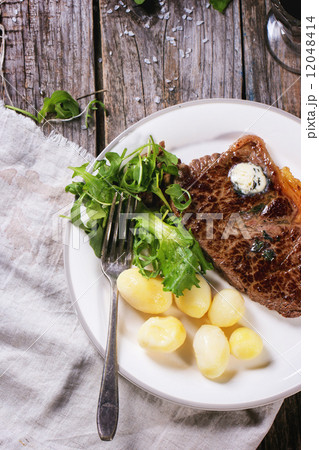 Grilled steak with potatoes 12048414