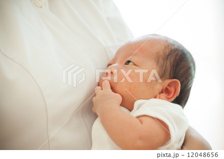 生後1カ月の赤ちゃん 生後1カ月の赤ちゃん 12048656