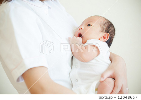 生後1カ月の赤ちゃん 生後1カ月の赤ちゃん 12048657