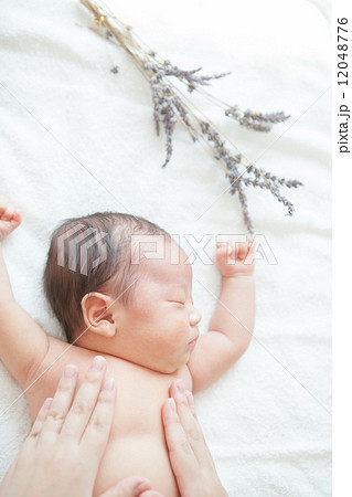 生後１カ月の赤ちゃん　ベビーマッサージ 12048776
