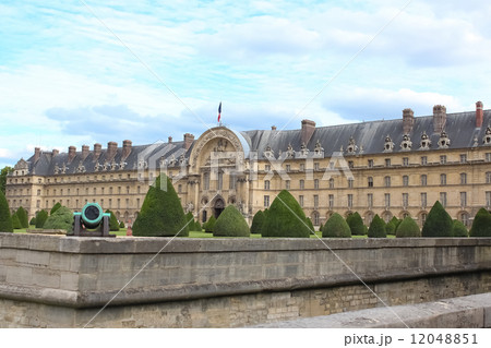 Les Invalides (National Residence of Invalids) is a complex of museums and monuments relating to mil Les Invalides (National Residence of Invalids) is a complex of museums and monuments relating to mil 12048851