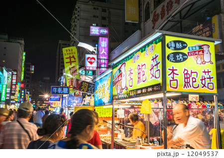台湾【高雄市の六合夜市】 12049537