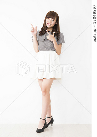 スマホを操作する若い女性 12049897