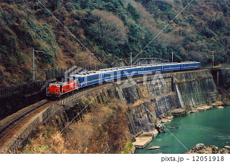 山陰本線旧線を行く客車列車 12051918
