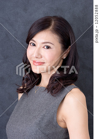 ミドルの女性 ミドルの女性 12052888