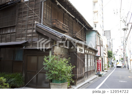 東京　根津の町並み 12054722
