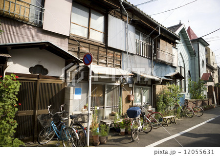東京　根津の町並み 12055631