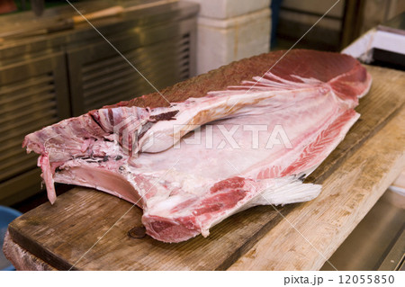 マグロをおろす 12055850